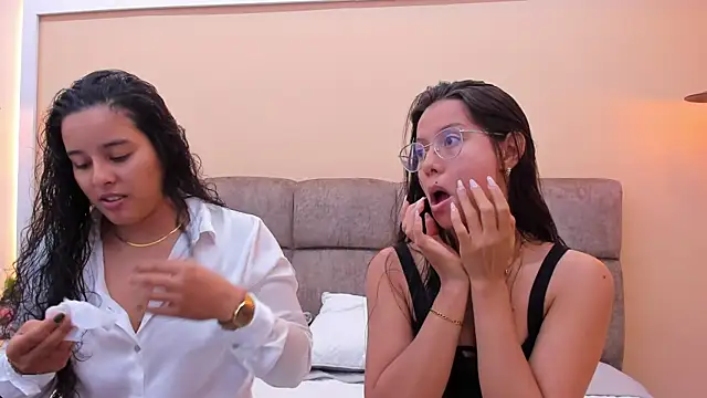 Snapshot of Dilan_y_Mia chatting on 12/21/24, 01:10 Dilan y Mia online show from 12/21/24, 01:10