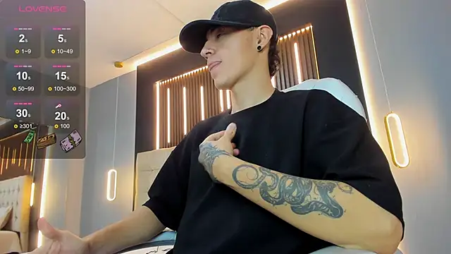 Snapshot of Lobo_17_ chatting on 03/21/26, 08:41 Lobo 17 online show from 03/21/26, 08:41