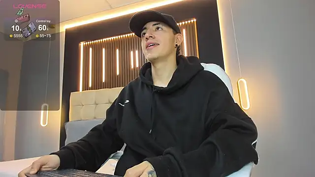 Snapshot of Lobo_17_ chatting on 03/25/26, 03:45 Lobo 17 online show from 03/25/26, 03:45