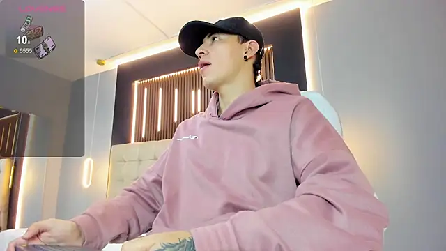 Snapshot of Lobo_17_ chatting on 04/15/26, 03:35 Lobo 17 online show from 04/15/26, 03:35