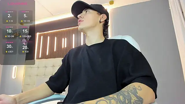 Snapshot of Lobo_17_ chatting on 04/16/26, 03:40 Lobo 17 online show from 04/16/26, 03:40