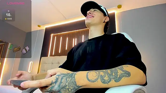 Snapshot of Lobo_17_ chatting on 04/24/26, 03:42 Lobo 17 online show from 04/24/26, 03:42