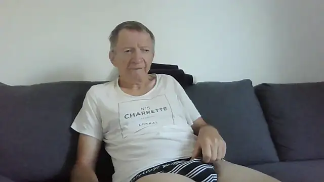 Snapshot of naturiste974 chatting on 06/18/26, 05:30 naturiste974 online show from 06/18/26, 05:30