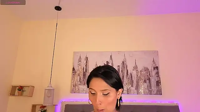 Snapshot of emily_leinner chatting on 06/25/26, 02:00 emily leinner online show from 06/25/26, 02:00