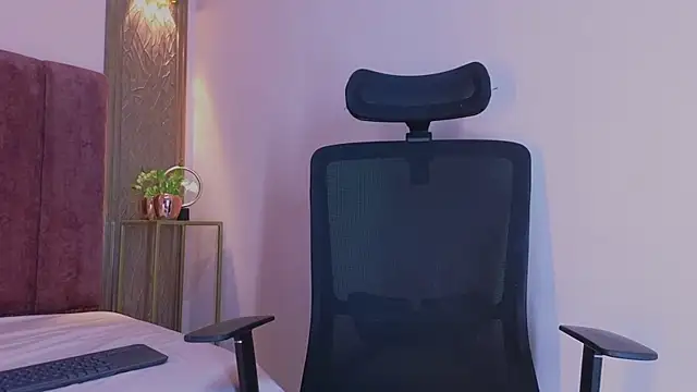 Snapshot of Emy_leon chatting on 10/23/25, 11:03 Emy leon online show from 10/23/25, 11:03