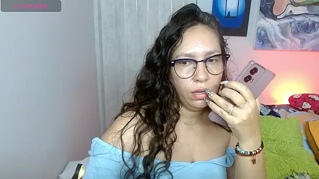 Snapshot of naihroby chatting on 10/17/25, 02:04 naihroby online show from 10/17/25, 02:04