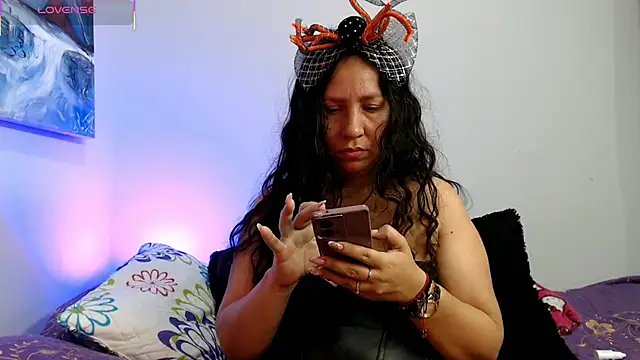 Snapshot of naihroby chatting on 10/31/25, 09:49 naihroby online show from 10/31/25, 09:49