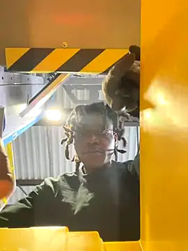 Snapshot of sneakylink13__ chatting on 10/15/25, 02:28 sneakylink13   online show from 10/15/25, 02:28