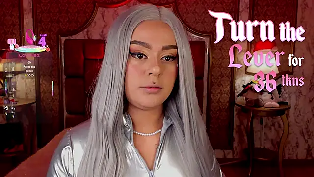 Snapshot of SoffiQueen chatting on 12/19/25, 01:40 SoffiQueen online show from 12/19/25, 01:40