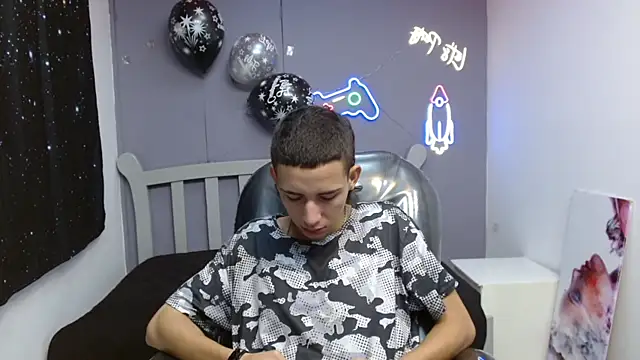 Snapshot of JackSwan18 chatting on 01/08/25, 12:37 JackSwan18 online show from 01/08/25, 12:37