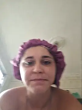 Snapshot of luuhcat09 chatting on 03/15/25, 10:35 luuhcat09 online show from 03/15/25, 10:35