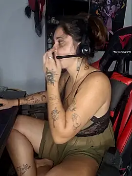 Snapshot of luuhcat09 chatting on 10/29/25, 03:53 luuhcat09 online show from 10/29/25, 03:53