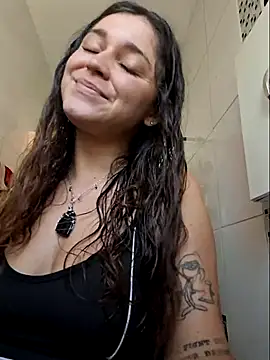 Snapshot of luuhcat09 chatting on 11/11/25, 04:51 luuhcat09 online show from 11/11/25, 04:51