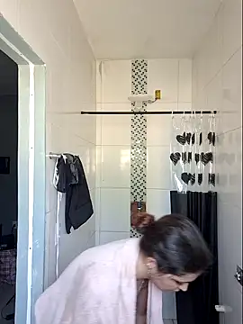 Snapshot of luuhcat09 chatting on 12/01/25, 05:29 luuhcat09 online show from 12/01/25, 05:29