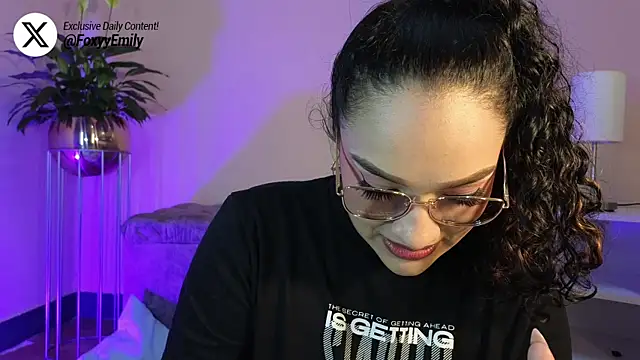 Snapshot of EMILYY_FOXY chatting on 04/22/26, 02:07 EMILYY FOXY online show from 04/22/26, 02:07