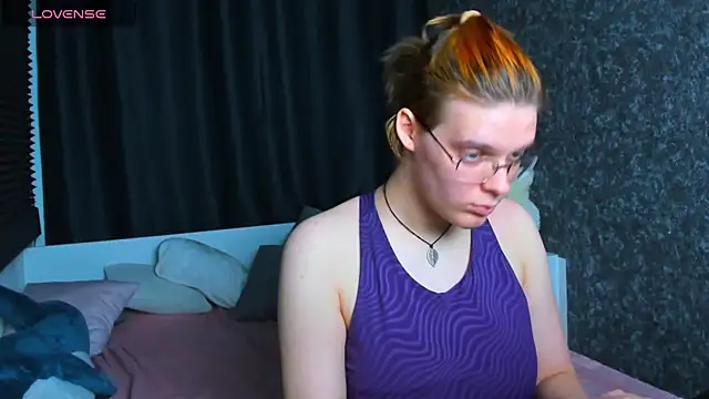 Snapshot of KIKI_Krash chatting on 12/27/24, 04:21 KIKI Krash online show from 12/27/24, 04:21