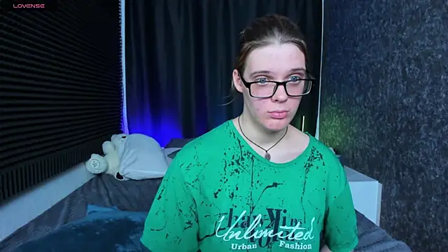 Snapshot of KIKI_Krash chatting on 03/13/25, 06:01 KIKI Krash online show from 03/13/25, 06:01