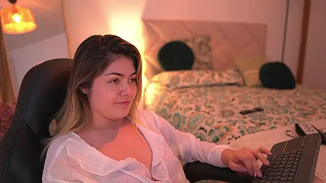 Lau Bee online show from 11/28/25, 06:21