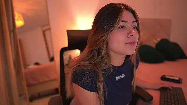 Snapshot of Lau_Bee chatting on 04/08/26, 07:36 Lau Bee online show from 04/08/26, 07:36