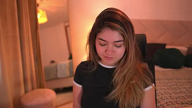 Snapshot of Lau_Bee chatting on 04/18/26, 06:23 Lau Bee online show from 04/18/26, 06:23