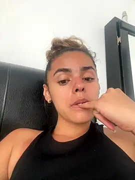 ZoeJohnsoon online show from 11/19/25, 05:13