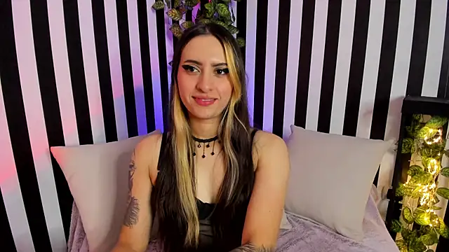 Snapshot of liz_goth chatting on 10/17/25, 02:19 liz goth online show from 10/17/25, 02:19