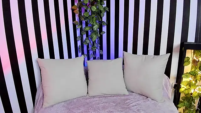 Snapshot of liz_goth chatting on 01/13/26, 02:44 liz goth online show from 01/13/26, 02:44