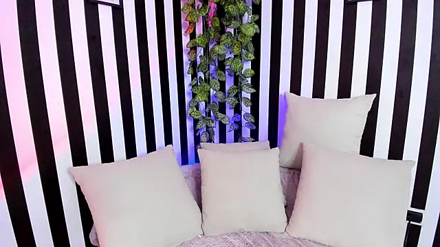 Snapshot of liz_goth chatting on 04/06/26, 01:34 liz goth online show from 04/06/26, 01:34