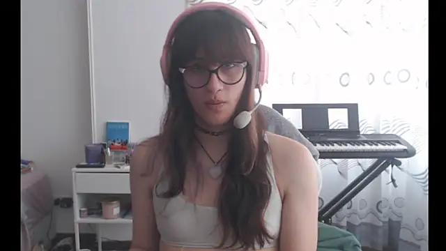 Snapshot of Alice_love29 chatting on 05/23/26, 04:44 Alice love29 online show from 05/23/26, 04:44
