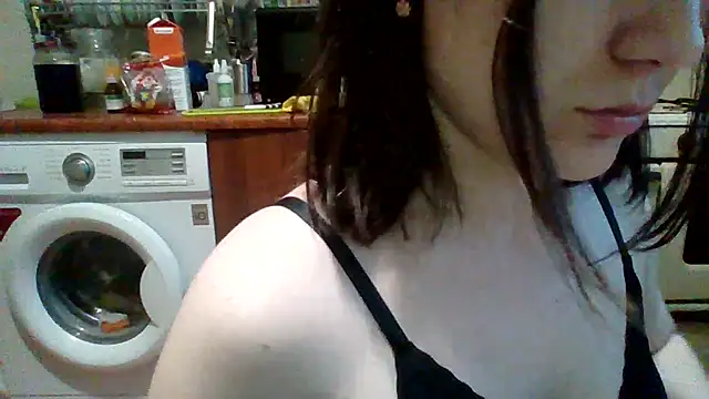 Snapshot of MikaKors chatting on 02/13/25, 12:32 MikaKors online show from 02/13/25, 12:32