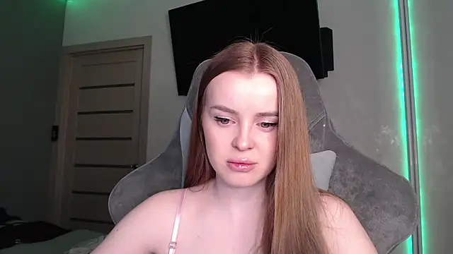 Snapshot of YourBitsy chatting on 02/17/26, 04:09 YourBitsy online show from 02/17/26, 04:09