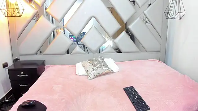 Snapshot of Nahomi-Hill chatting on 12/19/25, 01:34 Nahomi-Hill online show from 12/19/25, 01:34