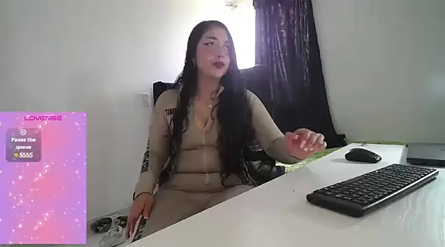 Estefany777 online show from 01/07/25, 08:31