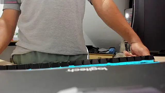 Snapshot of Jhonatan_Morales_S chatting on 10/14/25, 05:41 Jhonatan Morales S online show from 10/14/25, 05:41