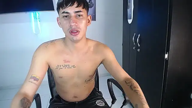 Snapshot of boy_latino_sex chatting on 10/15/25, 06:13 boy latino sex online show from 10/15/25, 06:13