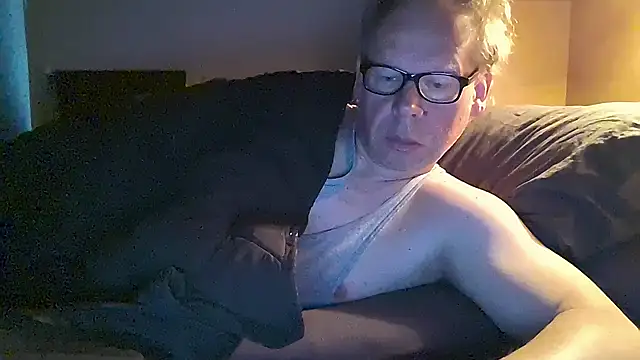 Snapshot of kinkyslet8 chatting on 04/12/26, 06:18 kinkyslet8 online show from 04/12/26, 06:18