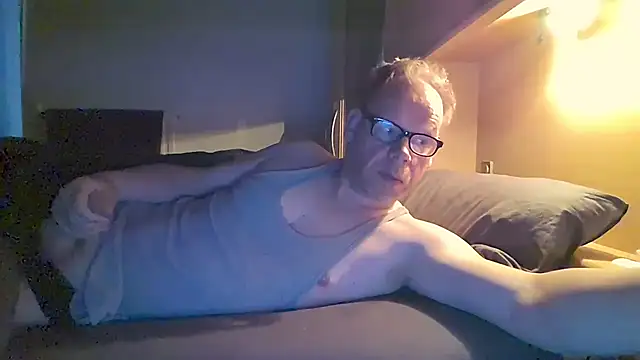 Snapshot of kinkyslet8 chatting on 04/20/26, 06:05 kinkyslet8 online show from 04/20/26, 06:05