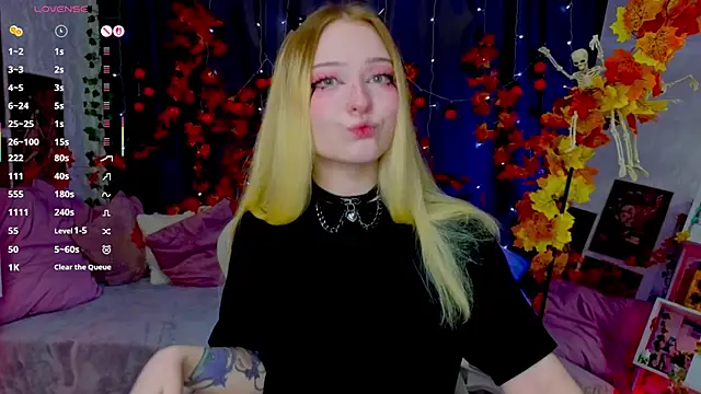 Snapshot of ElswythCovil chatting on 10/21/25, 04:02 ElswythCovil online show from 10/21/25, 04:02