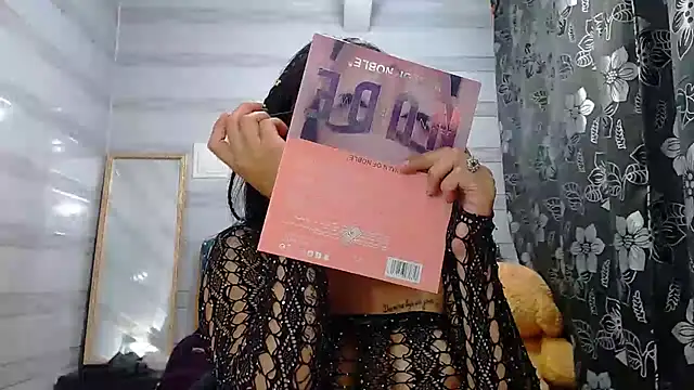 Snapshot of lily_jamesx chatting on 02/19/25, 10:31 lily jamesx online show from 02/19/25, 10:31