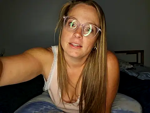 Snapshot of MrandMrsPooks chatting on 09/27/25, 07:02 MrandMrsPooks online show from 09/27/25, 07:02