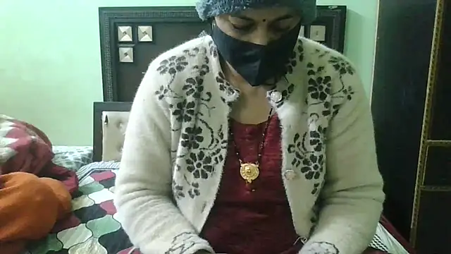 Snapshot of couplesuni chatting on 12/24/24, 04:00 couplesuni online show from 12/24/24, 04:00