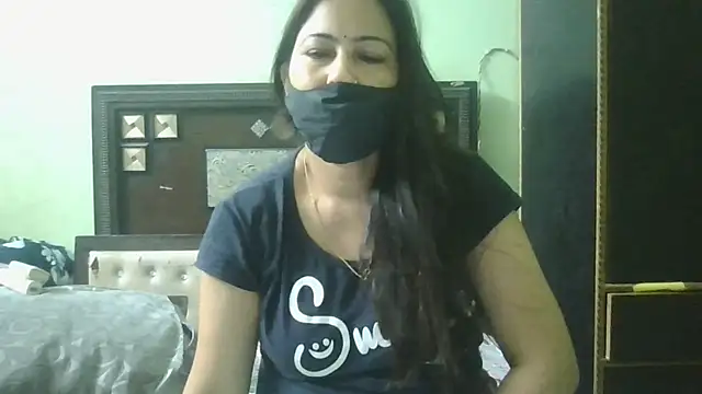 Snapshot of couplesuni chatting on 04/13/26, 01:33 couplesuni online show from 04/13/26, 01:33