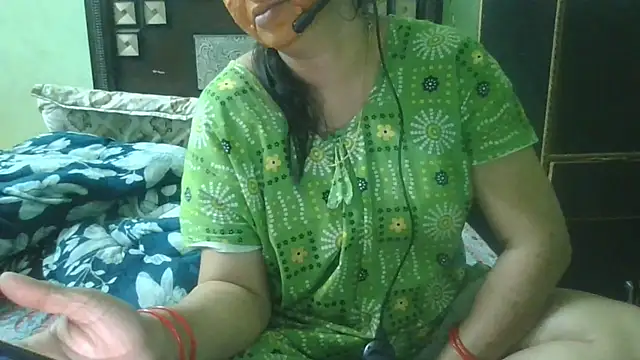 Snapshot of couplesuni chatting on 04/20/26, 03:09 couplesuni online show from 04/20/26, 03:09