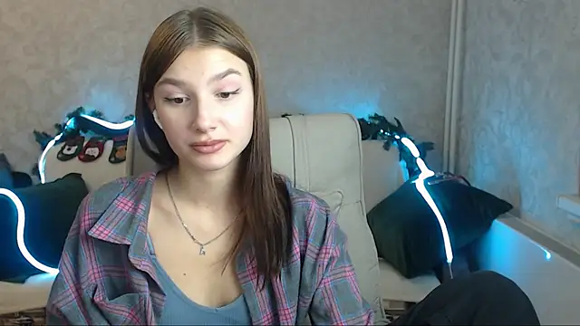 Snapshot of AnaHoney chatting on 12/13/24, 04:54 AnaHoney online show from 12/13/24, 04:54