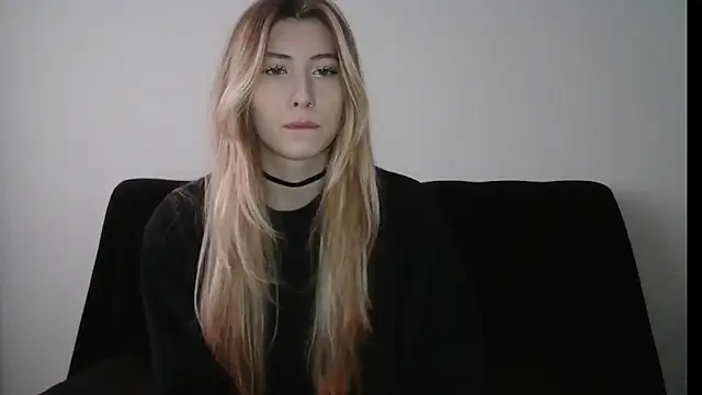 ErikaShyy online show from 11/21/25, 10:47