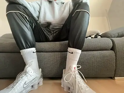 Snapshot of nikeaddicted2 chatting on 11/23/25, 08:58 nikeaddicted2 online show from 11/23/25, 08:58