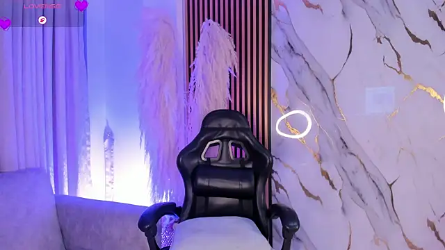 Snapshot of LiaFlowers chatting on 04/21/26, 12:34 LiaFlowers online show from 04/21/26, 12:34