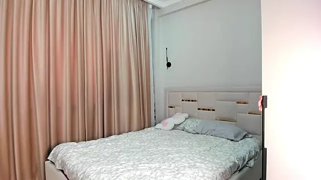 Lola Peach online show from 12/23/25, 04:54