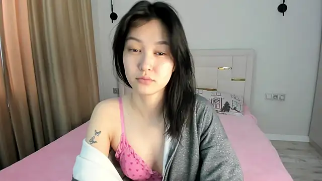 Snapshot of Lola_Peach chatting on 04/11/26, 05:12 Lola Peach online show from 04/11/26, 05:12