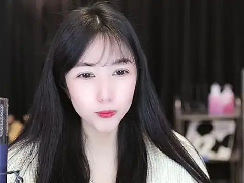 Snapshot of Nuyoah-77 chatting on 12/19/24, 05:08 Nuyoah-77 online show from 12/19/24, 05:08